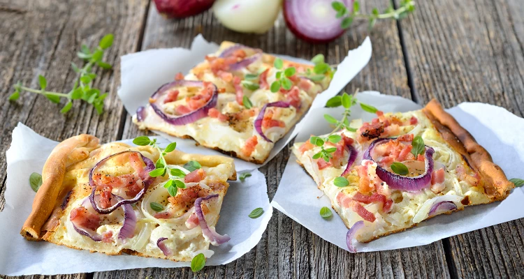 Flammkuchen mit Speck und Zwiebel